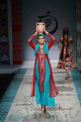 BEIJING, CHINA - OCTOBER 28: A model showcases designs on the runway at TaoLouLan by Tao Tao collection during the Mercedes-Benz China Fashion Week Spring Summer 2017 at the Banquet Hall of Beijing Hotel on October 28, 2016 in Beijing, China.  CFP494552908