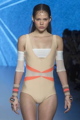 A model takes to the catwalk wearing a creation by Memo brand during Sao Paulo Fashion Week in Sao Paulo, Brazil, 28 October 2016. EFE SEBASTIAO MOREIRA SAO PAULO FASHION WEEK !ACHTUNG: NUR REDAKTIONELLE NUTZUNG!  cmm 20161028-636132792218841424