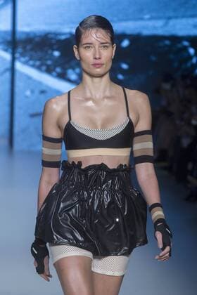 A model takes to the catwalk wearing a creation by Memo brand during Sao Paulo Fashion Week in Sao Paulo, Brazil, 28 October 2016. EFE SEBASTIAO MOREIRA SAO PAULO FASHION WEEK !ACHTUNG: NUR REDAKTIONELLE NUTZUNG!  cmm 20161028-636132792241929276