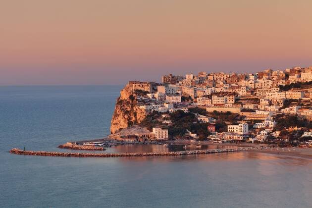 Peschici bei Sonnenuntergang, Gargano, Provinz Foggia, Apulien, Italien, Europa Copyright: imageBROKER/MarkusxLange ibxmal04407749.jpg