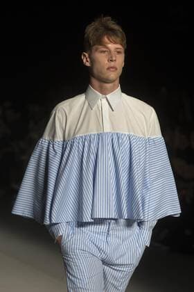 A model presents the creations of Joao Pimenta during a fashion show of Sao Paulo Fashion Week in Sao Paulo, Brazil, 28 October 2016. EFE Sebastiao Moreira SAO PAULO FASHION WEEK !ACHTUNG: NUR REDAKTIONELLE NUTZUNG!  SAO001 20161029-636132979271182717
