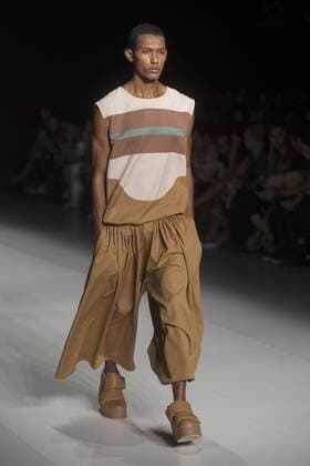 A model presents the creations of Joao Pimenta during a fashion show of Sao Paulo Fashion Week in Sao Paulo, Brazil, 28 October 2016. EFE Sebastiao Moreira SAO PAULO FASHION WEEK !ACHTUNG: NUR REDAKTIONELLE NUTZUNG!  SAO001 20161029-636132979290526469