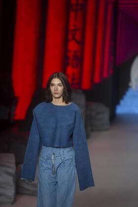 A model presents the creations of Coca-Cola Jeans during a fashion show of Sao Paulo Fashion Week in Sao Paulo, Brazil, 28 October 2016. EFE Sebastiao Moreira SAO PAULO FASHION WEEK !ACHTUNG: NUR REDAKTIONELLE NUTZUNG!  SAO001 20161029-636133033042753029