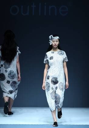 A model presents a creation by designer Li Zhen during the China Fashion Week in Beijing, capital of China, Oct. 28, 2016. ) (ry) CHINA-BEIJING-FASHION WEEK (CN) ChenxJianli 