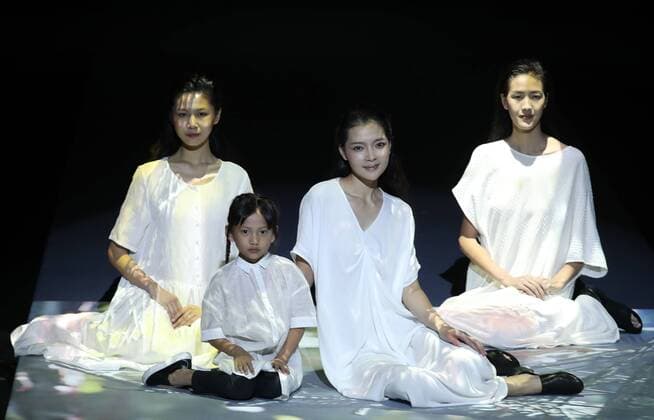 Models present creations by designer Li Zhen during the China Fashion Week in Beijing, capital of China, Oct. 28, 2016. ) (ry) CHINA-BEIJING-FASHION WEEK (CN) ChenxJianli 