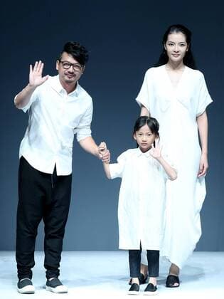 Designer Li Zhen (L) and models greet the audience during the China Fashion Week in Beijing, capital of China, Oct. 28, 2016. ) (ry) CHINA-BEIJING-FASHION WEEK (CN) ChenxJianli 