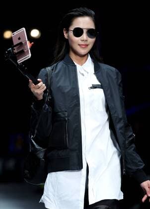 A model presents a creation by designer Liu Yong during the China Fashion Week in Beijing, capital of China, Oct. 28, 2016. ) (ry) CHINA-BEIJING-FASHION WEEK (CN) ChenxJianli 