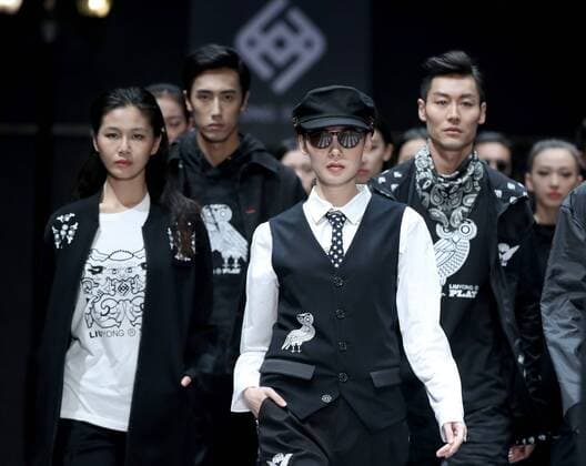 Models present creations by designer Liu Yong during the China Fashion Week in Beijing, capital of China, Oct. 28, 2016. ) (ry) CHINA-BEIJING-FASHION WEEK (CN) ChenxJianli 