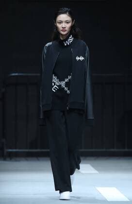 A model presents a creation by designer Liu Yong during the China Fashion Week in Beijing, capital of China, Oct. 28, 2016. ) (ry) CHINA-BEIJING-FASHION WEEK (CN) ChenxJianli 
