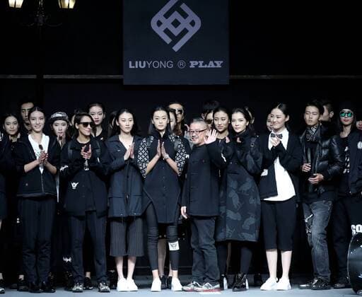 Designer Liu Yong (C Front)and models greet the audience during the China Fashion Week in Beijing, capital of China, Oct. 28, 2016. ) (ry) CHINA-BEIJING-FASHION WEEK (CN) ChenxJianli 