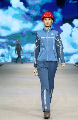 A model presents a safety protection uniform of the brand SWOTO by designer Liu Wei during the China Fashion Week in Beijing, capital of China, Oct. 28, 2016. ) (ry) CHINA-BEIJING-FASHION WEEK(CN) ChenxJianli 
