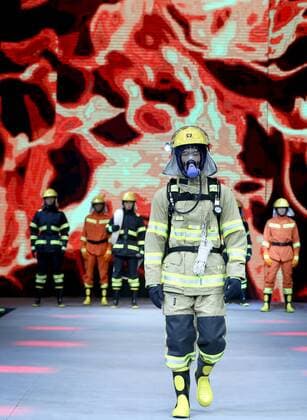 A model presents a safety protection uniform of the brand SWOTO by designer Liu Wei during the China Fashion Week in Beijing, capital of China, Oct. 28, 2016. ) (ry) CHINA-BEIJING-FASHION WEEK(CN) ChenxJianli 
