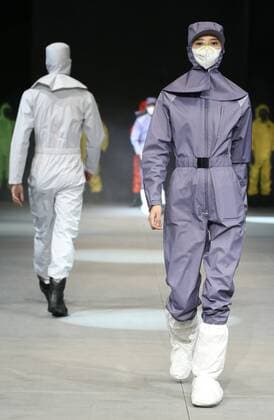 A model presents a safety protection uniform of the brand SWOTO by designer Liu Wei during the China Fashion Week in Beijing, capital of China, Oct. 28, 2016. ) (ry) CHINA-BEIJING-FASHION WEEK(CN) ChenxJianli 