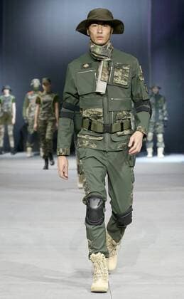 A model presents a safety protection uniform of the brand SWOTO by designer Liu Wei during the China Fashion Week in Beijing, capital of China, Oct. 28, 2016. ) (ry) CHINA-BEIJING-FASHION WEEK(CN) ChenxJianli 