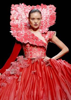 A model presents a creation of Maryma haute couture collection during the China Fashion Week in Beijing, capital of China, Oct. 28, 2016. ) (ry) CHINA-BEIJING-FASHION WEEK(CN) ChenxJianli 