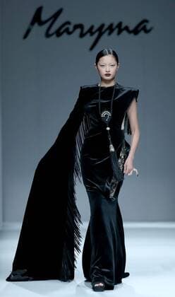 A model presents a creation of Maryma haute couture collection during the China Fashion Week in Beijing, capital of China, Oct. 28, 2016. ) (ry) CHINA-BEIJING-FASHION WEEK(CN) ChenxJianli 