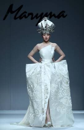 A model presents a creation of Maryma haute couture collection during the China Fashion Week in Beijing, capital of China, Oct. 28, 2016. ) (ry) CHINA-BEIJING-FASHION WEEK(CN) ChenxJianli 