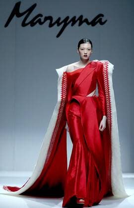 A model presents a creation of Maryma haute couture collection during the China Fashion Week in Beijing, capital of China, Oct. 28, 2016. ) (ry) CHINA-BEIJING-FASHION WEEK(CN) ChenxJianli 