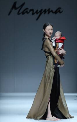 Models present a creation of Maryma haute couture collection during the China Fashion Week in Beijing, capital of China, Oct. 28, 2016. ) (ry) CHINA-BEIJING-FASHION WEEK(CN) ChenxJianli 