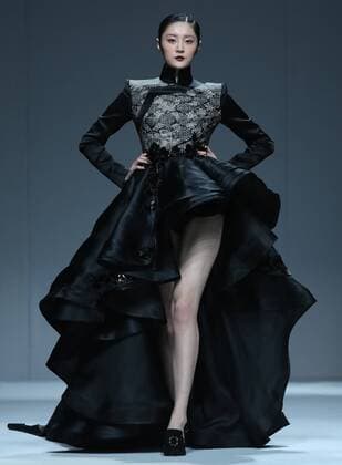 A model presents a creation of Maryma haute couture collection during the China Fashion Week in Beijing, capital of China, Oct. 28, 2016. ) (ry) CHINA-BEIJING-FASHION WEEK(CN) ChenxJianli 