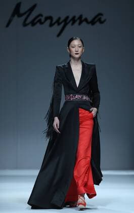 A model presents a creation of Maryma haute couture collection during the China Fashion Week in Beijing, capital of China, Oct. 28, 2016. ) (ry) CHINA-BEIJING-FASHION WEEK(CN) ChenxJianli 
