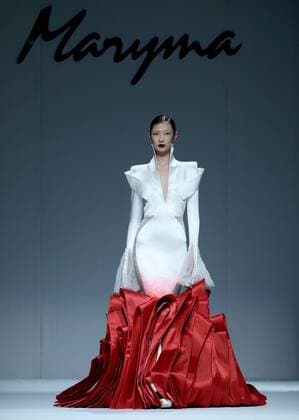 A model presents a creation of Maryma haute couture collection during the China Fashion Week in Beijing, capital of China, Oct. 28, 2016. ) (ry) CHINA-BEIJING-FASHION WEEK(CN) ChenxJianli 