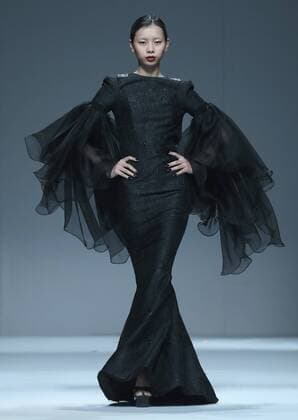 A model presents a creation of Maryma haute couture collection during the China Fashion Week in Beijing, capital of China, Oct. 28, 2016. ) (ry) CHINA-BEIJING-FASHION WEEK(CN) ChenxJianli 