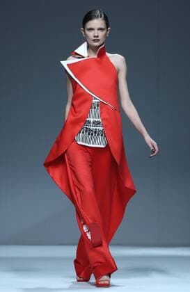 A model presents a creation of Maryma haute couture collection during the China Fashion Week in Beijing, capital of China, Oct. 28, 2016. ) (ry) CHINA-BEIJING-FASHION WEEK(CN) ChenxJianli 