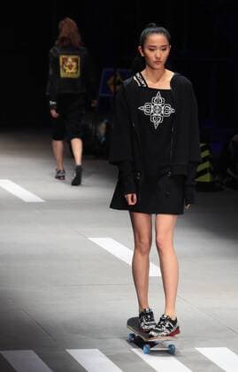 A model presents a creation by designer Liu Yong during the China Fashion Week in Beijing, capital of China, Oct. 28, 2016. ) (ry) CHINA-BEIJING-FASHION WEEK (CN) LixMingfang 