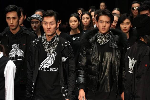 Models present creations by designer Liu Yong during the China Fashion Week in Beijing, capital of China, Oct. 28, 2016. ) (ry) CHINA-BEIJING-FASHION WEEK (CN) LixMingfang 