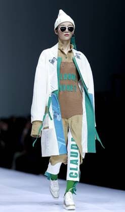 A model presents a creation at the HIKARI Cup 2016 China 3D Digital Fashion Design Contest during the China Fashion Week in Beijing, capital of China, Oct. 28, 2016. ) (ry) CHINA-BEIJING-FASHION WEEK (CN) ChenxJianli 