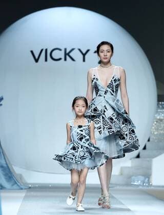 (161029) -- BEIJING, Oct. 29, 2016 -- Models present the parent-child outfits designed by Xu Xinyin during the China Fashion Week in Beijing, capital of China, Oct. 29, 2016. ) (wsw) CHINA-BEIJING-FASHION WEEK (CN) ChenxJianli 
