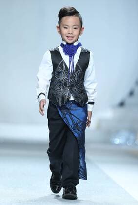 (161029) -- BEIJING, Oct. 29, 2016 -- A model presents a parent-child outfit designed by Xu Xinyin during the China Fashion Week in Beijing, capital of China, Oct. 29, 2016. ) (wsw) CHINA-BEIJING-FASHION WEEK (CN) ChenxJianli 