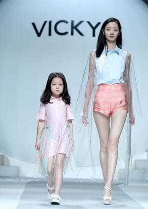 (161029) -- BEIJING, Oct. 29, 2016 -- Models present the parent-child outfits designed by Xu Xinyin during the China Fashion Week in Beijing, capital of China, Oct. 29, 2016. ) (wsw) CHINA-BEIJING-FASHION WEEK (CN) ChenxJianli 