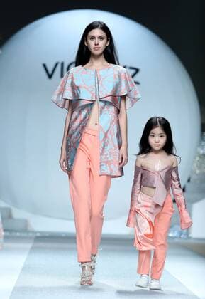 (161029) -- BEIJING, Oct. 29, 2016 -- Models present the parent-child outfits designed by Xu Xinyin during the China Fashion Week in Beijing, capital of China, Oct. 29, 2016. ) (wsw) CHINA-BEIJING-FASHION WEEK (CN) ChenxJianli 
