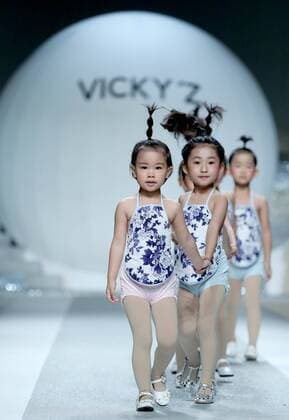 (161029) -- BEIJING, Oct. 29, 2016 -- Models present the parent-child outfits designed by Xu Xinyin during the China Fashion Week in Beijing, capital of China, Oct. 29, 2016. ) (wsw) CHINA-BEIJING-FASHION WEEK (CN) ChenxJianli 
