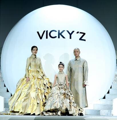 Bilder des Tages Models present the parent-child outfits designed by Xu Xinyin during the China Fashion Week in Beijing, capital of China, Oct. 29, 2016. ) (wsw) CHINA-BEIJING-FASHION WEEK (CN) ChenxJianli 