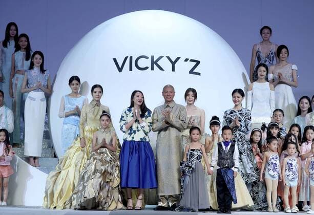 Models present the parent-child outfits designed by Xu Xinyin during the China Fashion Week in Beijing, capital of China, Oct. 29, 2016. ) (wsw) CHINA-BEIJING-FASHION WEEK (CN) ChenxJianli 