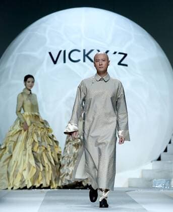 Models present the parent-child outfits designed by Xu Xinyin during the China Fashion Week in Beijing, capital of China, Oct. 29, 2016. ) (wsw) CHINA-BEIJING-FASHION WEEK (CN) ChenxJianli 