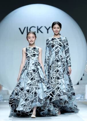 Models present the parent-child outfits designed by Xu Xinyin during the China Fashion Week in Beijing, capital of China, Oct. 29, 2016. ) (wsw) CHINA-BEIJING-FASHION WEEK (CN) ChenxJianli 