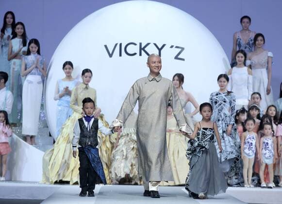 Models present the parent-child outfits designed by Xu Xinyin during the China Fashion Week in Beijing, capital of China, Oct. 29, 2016. ) (wsw) CHINA-BEIJING-FASHION WEEK (CN) ChenxJianli 