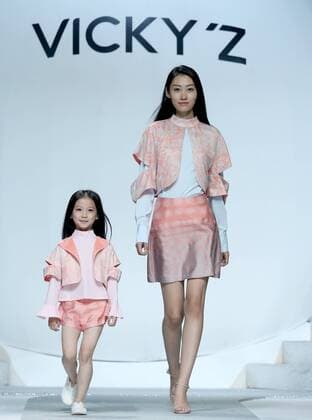 Models present the parent-child outfits designed by Xu Xinyin during the China Fashion Week in Beijing, capital of China, Oct. 29, 2016. ) (wsw) CHINA-BEIJING-FASHION WEEK (CN) ChenxJianli 