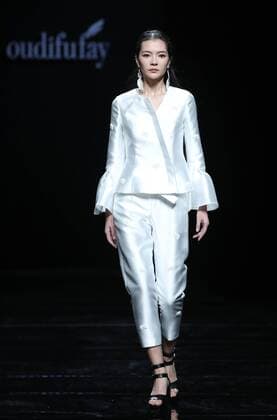 (161029) -- BEIJING, Oct. 29, 2016 -- A model presents a creation designed by Li Zuliang during the China Fashion Week in Beijing, capital of China, Oct. 29, 2016. ) (wsw) CHINA-BEIJING-FASHION WEEK (CN) ChenxJianli 