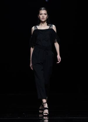 (161029) -- BEIJING, Oct. 29, 2016 -- A model presents a creation designed by Li Zuliang during the China Fashion Week in Beijing, capital of China, Oct. 29, 2016. ) (wsw) CHINA-BEIJING-FASHION WEEK (CN) ChenxJianli 