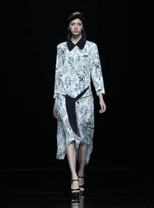 (161029) -- BEIJING, Oct. 29, 2016 -- A model presents a creation designed by Li Zuliang during the China Fashion Week in Beijing, capital of China, Oct. 29, 2016. ) (wsw) CHINA-BEIJING-FASHION WEEK (CN) ChenxJianli 
