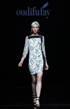 (161029) -- BEIJING, Oct. 29, 2016 -- A model presents a creation designed by Li Zuliang during the China Fashion Week in Beijing, capital of China, Oct. 29, 2016. ) (wsw) CHINA-BEIJING-FASHION WEEK (CN) ChenxJianli 