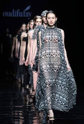 (161029) -- BEIJING, Oct. 29, 2016 -- Models present creations designed by Li Zuliang during the China Fashion Week in Beijing, capital of China, Oct. 29, 2016. ) (wsw) CHINA-BEIJING-FASHION WEEK (CN) ChenxJianli 