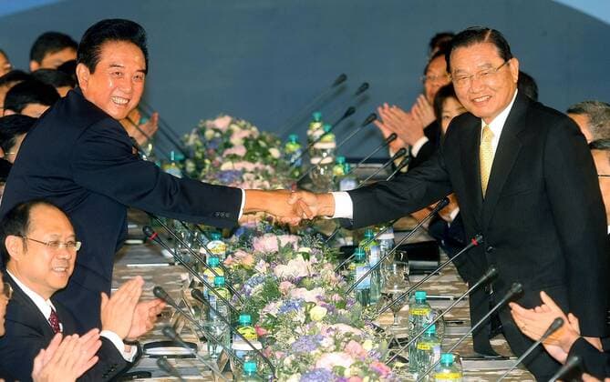 Nov 04, 2008 - Taipei, Taiwan, China - Chen Yunlin, chairman of China s Association for Relations Across the Taiwan Straits (ARATS), is on a five-day visit to Taiwan to discuss cross-strait issues with his Taiwan counterpart, Chiang Ping-kung, chairman of the Straits Exchange Foundation (SEF). Chen s arrival is the first high level visit to the island since it s split with the mainland during the 1949 civil war. PICTURED: China s top negotiator with Taiwan, CHEN YUNLIN (L) and his Taiwan counterpart CHIANG PING-KUNG (R) shake hands during a cross straits meeting in Taipei of Taiwan.  - ZUMAc32_ 20081104_jab_c32_645