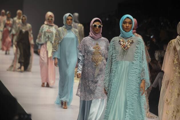 October 28, 2016 - Jakarta, Jakarta, Indonesia - A model walks on the runway to present Indonesian Muslim designer, Anniesa Hasibuan during the Jakarta Fashion Week in Jakarta, Indonesia, on October 28, 2016. Anniesa Hasibuan, 30, has made history by presenting the first ever collection at New York Fashion Week (NYFW) last month to feature hijabs in every look. She also the first Indonesian to have a show at an official NYFW venue. Her collection, called D Jakarta, featured headscarves in gold, silver and pink, metallic silver and gold long skirts, beaded shiny jackets and silky pants. Jakarta Indonesia - ZUMAn230 20161028_zaa_n230_312