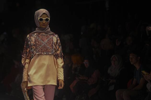 October 28, 2016 - Jakarta, Jakarta, Indonesia - A model walks on the runway to present Indonesian Muslim designer, Anniesa Hasibuan during the Jakarta Fashion Week in Jakarta, Indonesia, on October 28, 2016. Anniesa Hasibuan, 30, has made history by presenting the first ever collection at New York Fashion Week (NYFW) last month to feature hijabs in every look. She also the first Indonesian to have a show at an official NYFW venue. Her collection, called D Jakarta, featured headscarves in gold, silver and pink, metallic silver and gold long skirts, beaded shiny jackets and silky pants. Jakarta Indonesia - ZUMAn230 20161028_zaa_n230_320